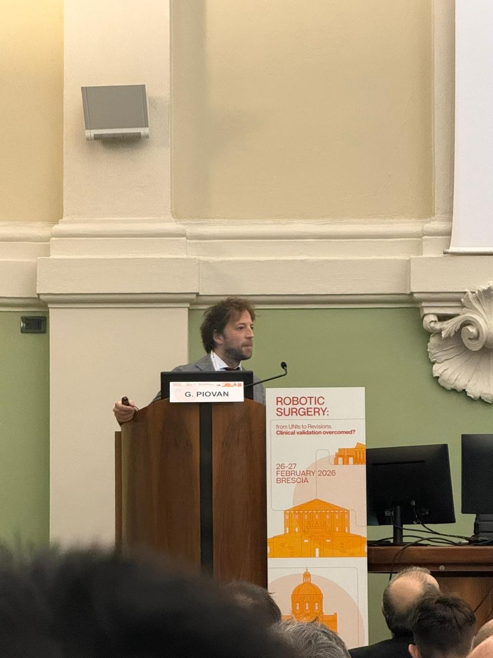 Dott. Gianluca Piovan durante una relazione sulla chirurgia robotica del ginocchio